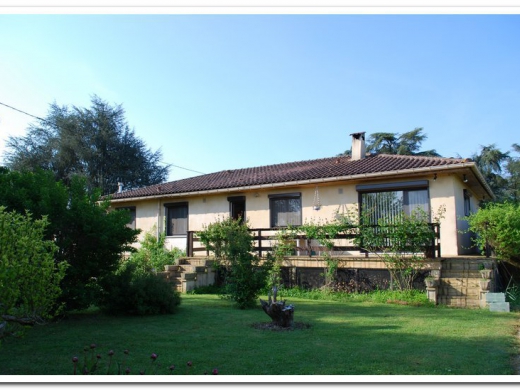 Belle maison cachée dans son parc