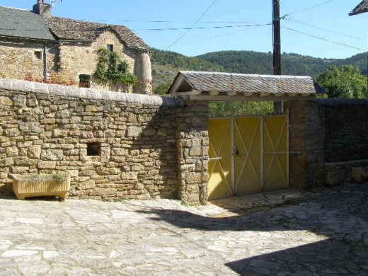 PROCHE SEVERAC LE CHATEAU DANS L'AVEYRON